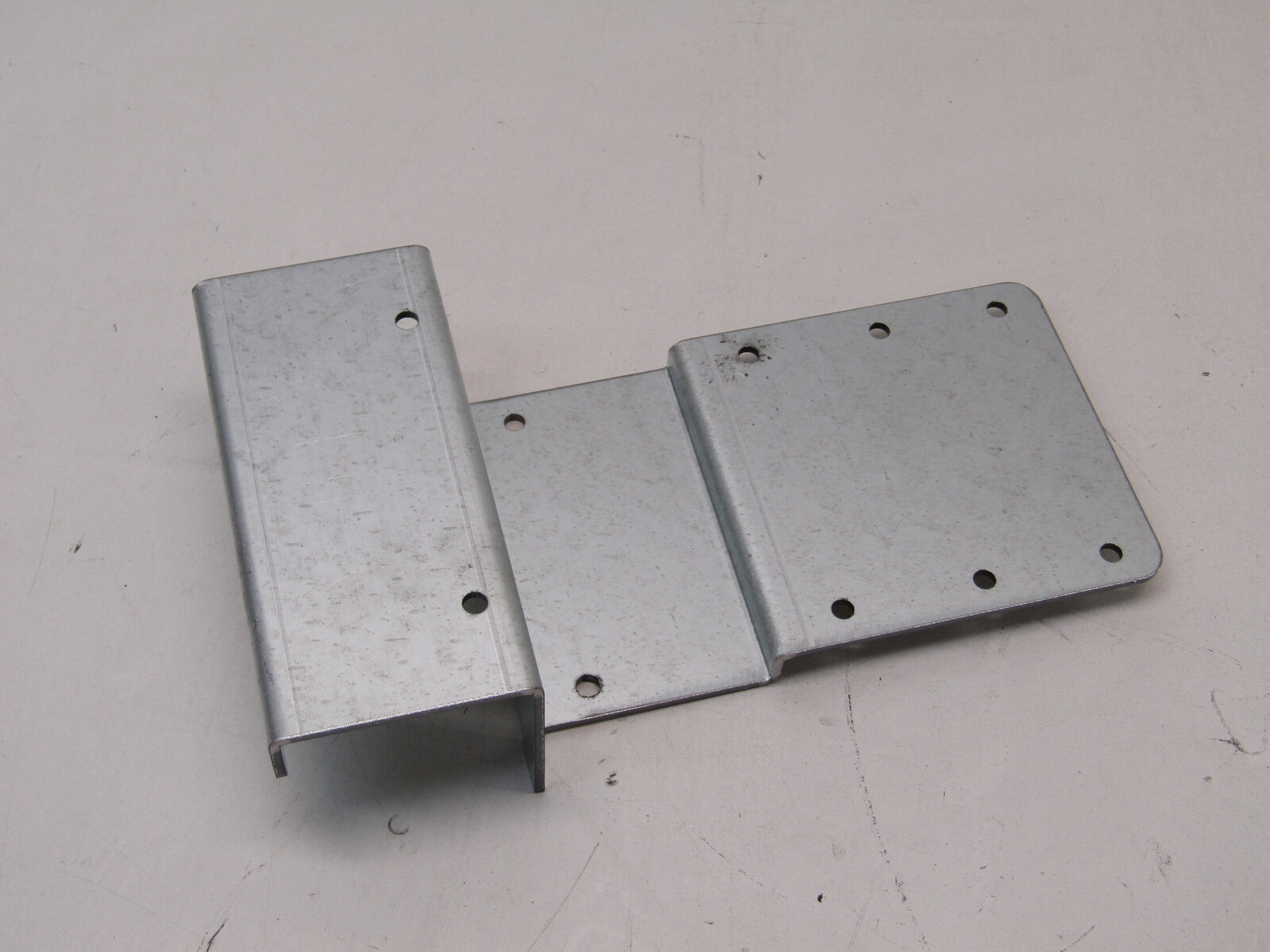 Anti-roost insulator hopper brkt f/malechain trough